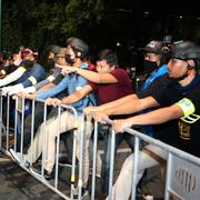 Polis och demonstranter i Bangkok