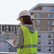 Trots förbättringen är arbetslösheten fortfarande hög bland utrikes födda och långtidsarbetslösa, enligt Arbetsförmedlingen.