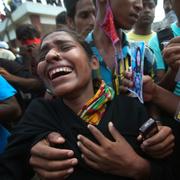 Kvinna letar efter sin syster efter tragedin i Rana Plaza. Arkivbild från 2013. Wong Maye-E / Ap