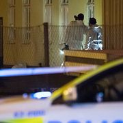 Polisens kriminaltekniker undersöker ett område kring Bredgatan i Helsingborg efter ett bråk.