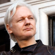 Protest utanför rättsalen och Julian Assange 