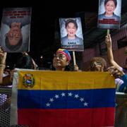 Demonstranter i Caracas protesterar mot Trinidad och Tobagos premiärminister Kamla Persad-Bissessar.