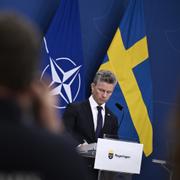  Matheus Enholm (SD) och försvarsminister Pål Jonson (M) under en presskonferensen, där ett nytt stöd till Ukraina på 70 miljarder kronor presenterats.