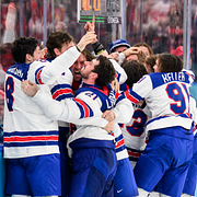 USA:s spelare jublar.