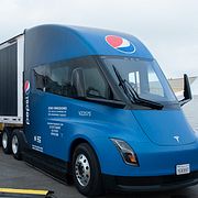 Teslas Semi visades upp 2023.