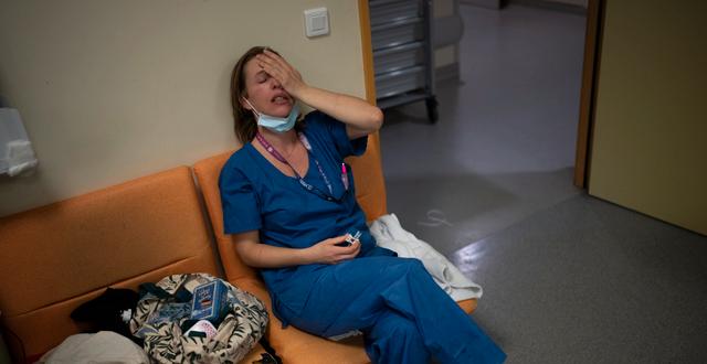 Utmattad covidsjuksköterska i Marseille. Daniel Cole / AP