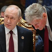 Kremls talesperson Dmitrij Peskov lyssnar uppmärksamt till President Vladimir Putin.