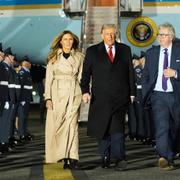 Donald Trump och Melania Trump landar i Storbritannien. 