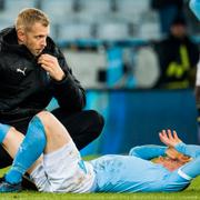 Malmö FF:s Anders Christiansen får vård av läkare under matchen mot AIK den 28 oktober.