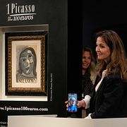 Lotterigrundaren Peri Cochin talar i telefon med vinnaren Ari Hodara, intill målningen ”Tête de femme”.