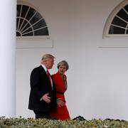 USA:s president Donald Trump och Storbritanniens premiärminister Theresa May i samspråk i pelargången i Vita huset när de möttes i januari.