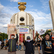 Till vänster: Demonstranter i  Bangkok 2023. Till höger: Thailands kung Maha Vajiralongkorn fotograferad under en ceremoni i maj 2025.