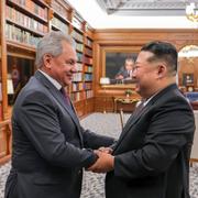 Nordkoreas diktator Kim Jong Un och  Rysslands försvarsminister Sergei Shoigu.