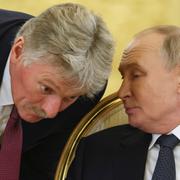 Dimitrij Peskov och den ryske presidenten Vladimir Putin vid ett tidigare tillfälle. 