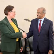 Maria Malmer Stenergard och Osman Saleh i Eritrea. 