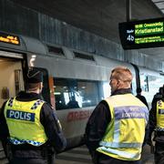 Polis vid gränskontrollen vid Hyllie tågstation i Malmö.