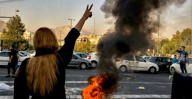 Kvinna protesterar i Teheran.  AP