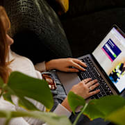 Vasiliou: ”Över 100 000 personer med eftergymnasial utbildning står utan jobb.”