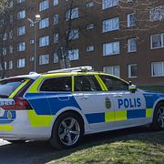 Polisen slog flera gånger till mot en lägenhet där V-politikern Mohamed Abdukardir Ali var folkbokförd, enligt TV4:s källor. Kanalen skriver att han bodde med två gängkriminella bröder.