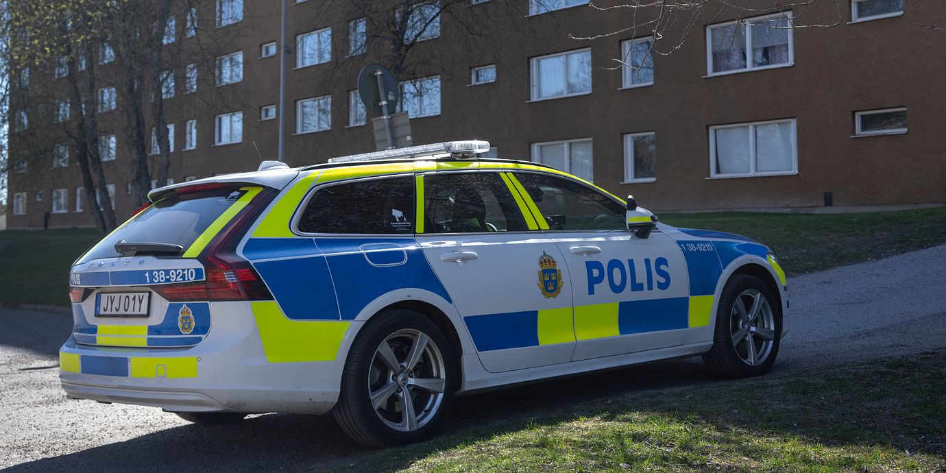 Polisen slog flera gånger till mot en lägenhet där V-politikern Mohamed Abdukardir Ali var folkbokförd, enligt TV4:s källor. Kanalen skriver att han bodde med två gängkriminella bröder.