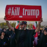 En man i Teheran med en banderoll med budskapet ”Döda Trump”.