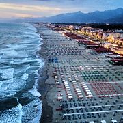 Strandklubbar är en vanlig syn i Italien. Här är staden Viareggio, 2025.