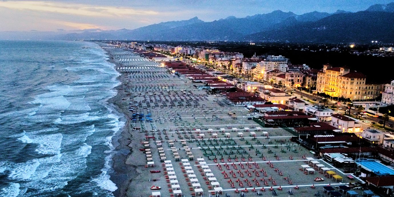 Strandklubbar är en vanlig syn i Italien. Här är staden Viareggio, 2025.