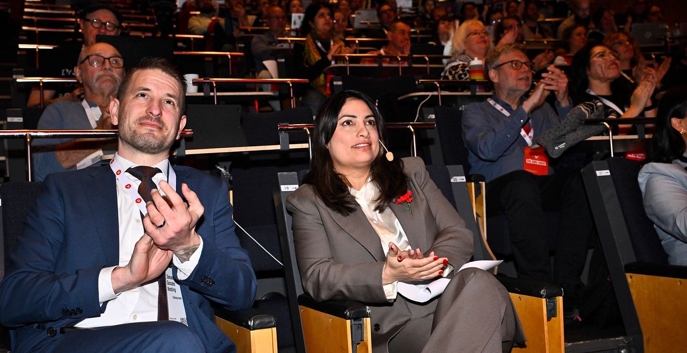 Vänsterpartiet Samuel Gonzalez Westling och Nooshi Dadgostar under öppnandet av partiets kongress i Örebro.