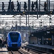 Passagerare på väg på och av ett Pågatåg på på Lund C i vårsolen i mars 2026.