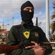 Säkerhetsofficer från de kurdledda Syriska demokratiska styrkorna (SDF) i östra Syrien.