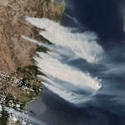 Arkivbild på en satellitbild över en skogsbrand i Australien 2020.