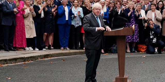 Boris Johnson utanför Downing Street, arkivbild.  Alberto Pezzali / AP