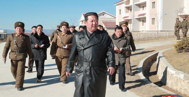 Kim Jong-Un i sin populära skinnrock. TT NYHETSBYRÅN