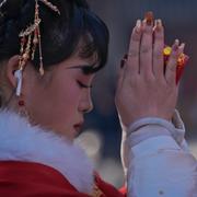 Kvinna ber om hälsa och förmögenhet vid Yonghegong Lama-templet i Peking.