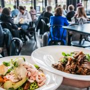 Restaurangerna i Sverige får återigen ha öppet och servera gäster som vanligt. Annat var det för ett år sedan.