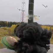 Bild på ballistisk robot från ryska försvarsdepartementet, Avril Haines.