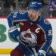 Gabriel Landeskog framför Pittsburghs målvakt Arturs Silovs.