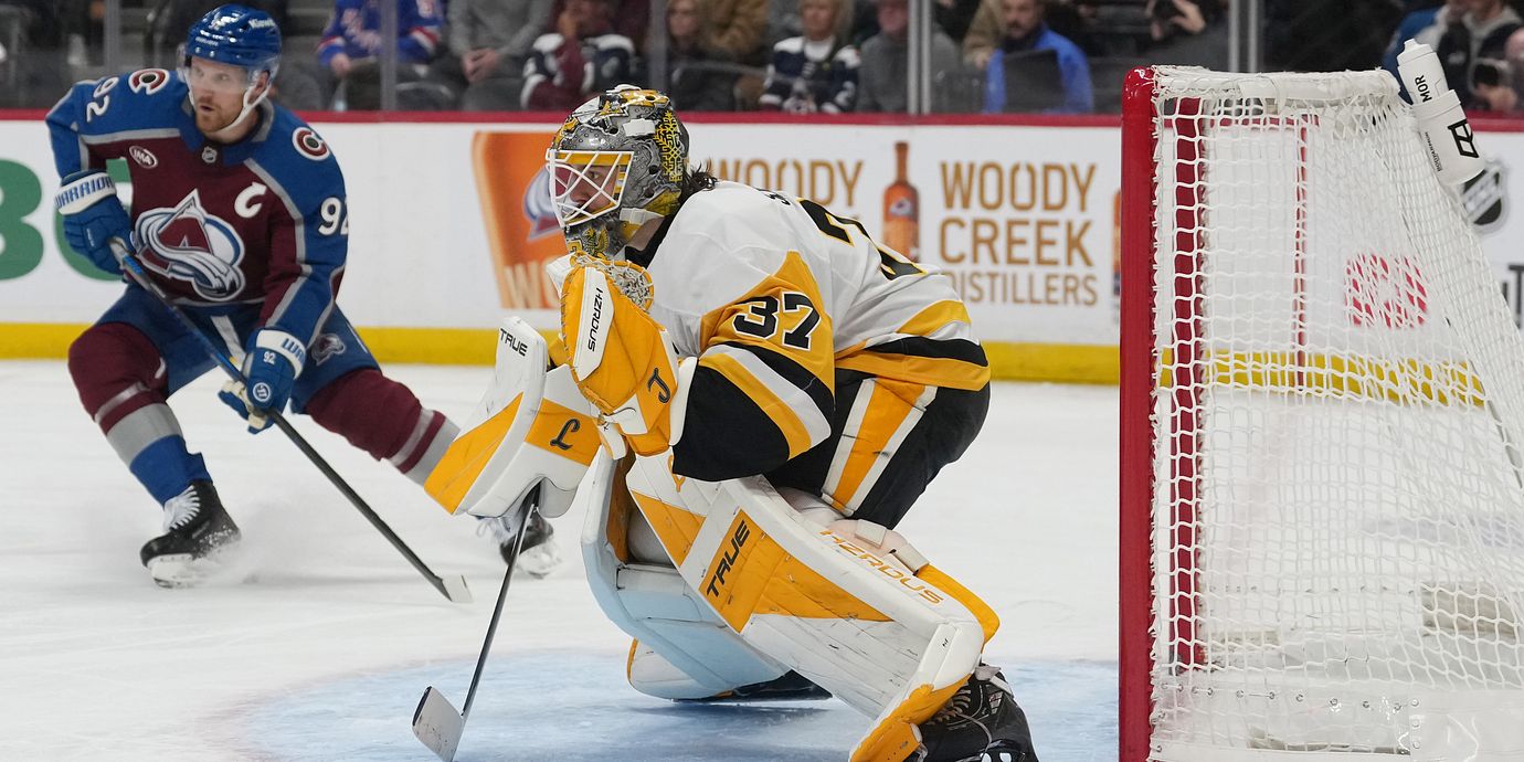 Gabriel Landeskog framför Pittsburghs målvakt Arturs Silovs.