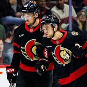 Ottawas William Eklund hjälps av isen efter att ha skadat sig mot Philadelphia Flyers.