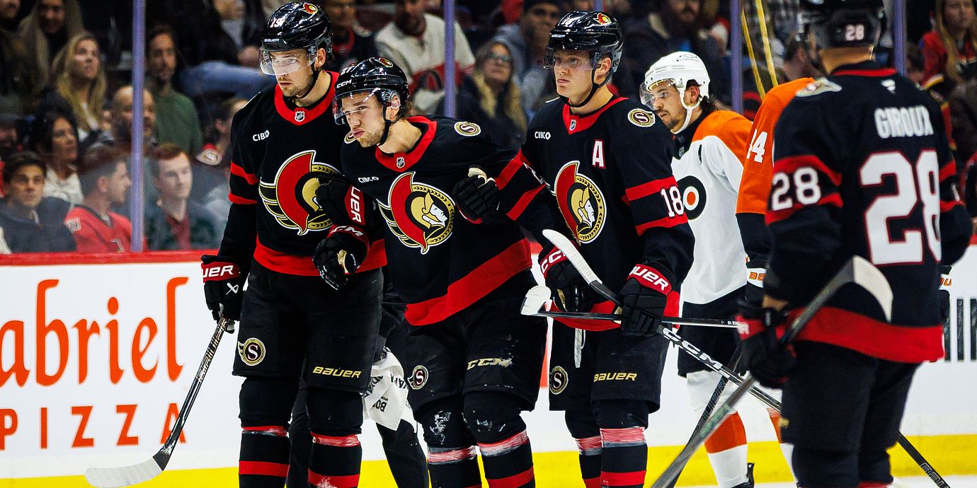 Ottawas William Eklund hjälps av isen efter att ha skadat sig mot Philadelphia Flyers.
