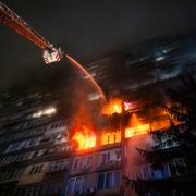 Brand i Kyiv efter ryska attacker under natten till fredagen.