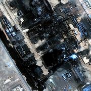 Satellitbilder som visar skador efter attacken mot oljeledningen i Saudiarabien.