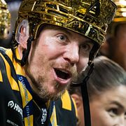 Pär Lindholm jublar i sin nya hjälm.
