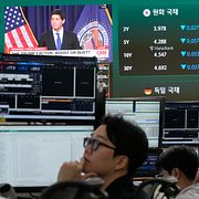 Börsgolvet i Seoul, med Fed-chefen Kevin Warsh i bakgrunden.