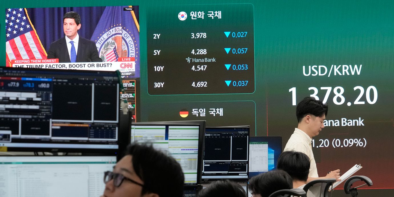 Börsgolvet i Seoul, med Fed-chefen Kevin Warsh i bakgrunden.