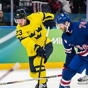 Lucas Raymond under matchen. 