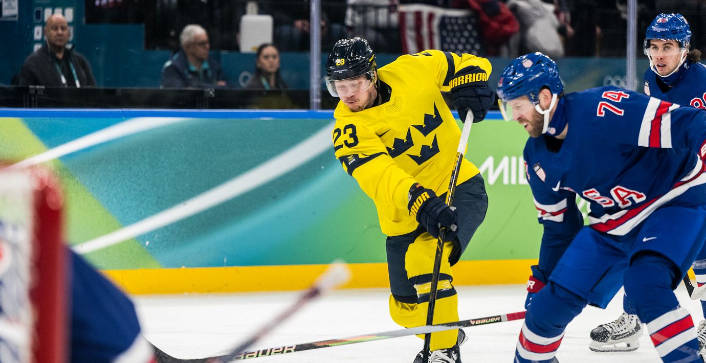 Lucas Raymond under matchen. 