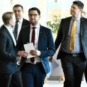 Sverigedemokraternas partiledaren Jimmie Åkesson och ekonomisk politisk talesperson Oscar Sjöstedt (höger) presenterar årets vårbudgetmotion vid en pressträff på tisdagen.