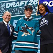 Ivar Stenberg på draften. Poserar här NHL-chefen Gary Bettman och Laila Edwards som valdes i damdraften.