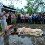 Begravningsceremoni i den indiska delen av Kashmir efter ett pakistanskt angrepp.